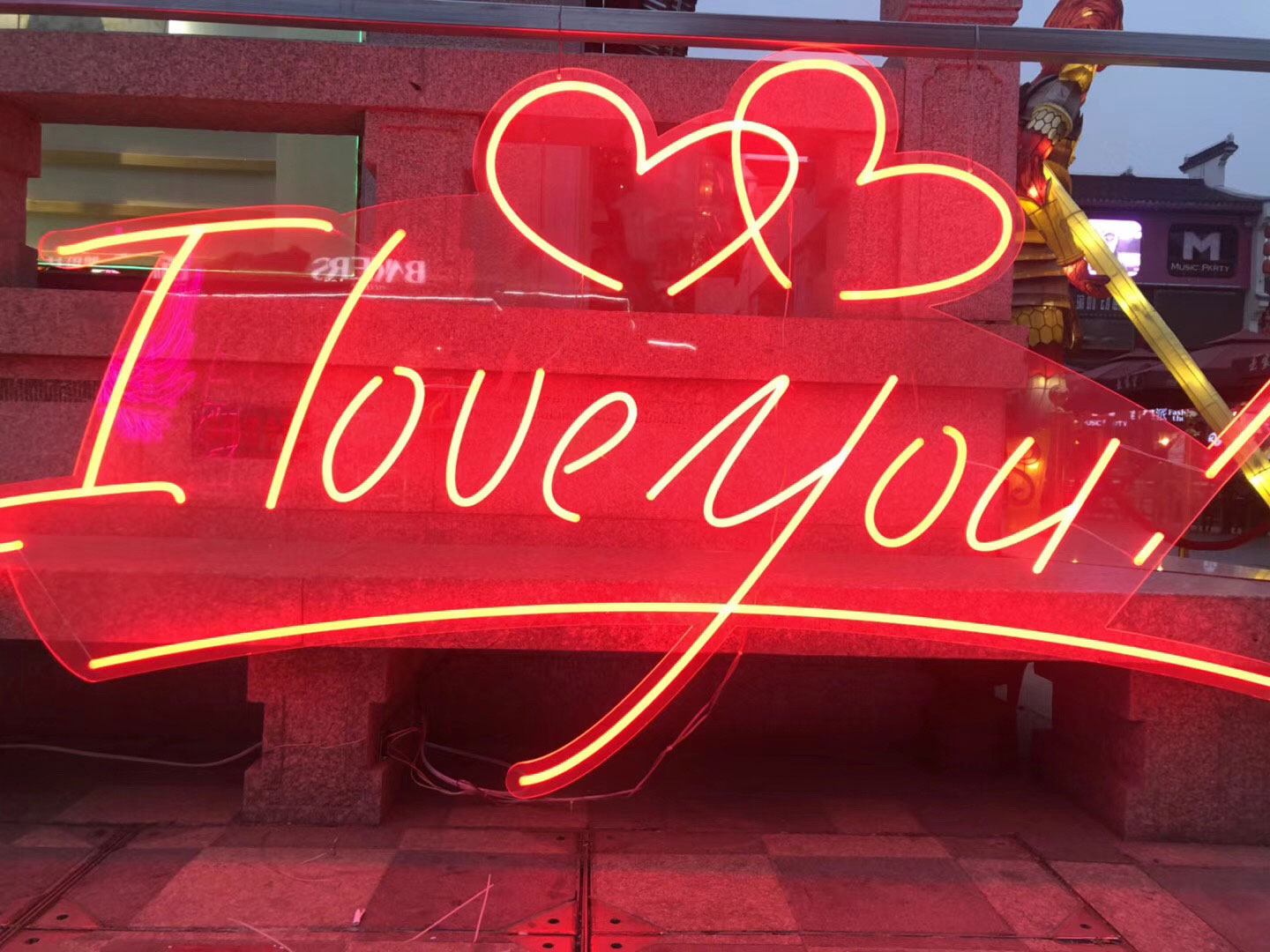 2020.5.15〉LEDチューブライトで時代にあったネオン演出を。 | 屋外