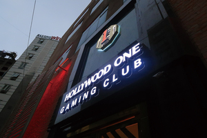 「ハリウッドワン ゲーミングクラブ ハロンベイ」の天井LEDビジョンとLEDチャンネル文字