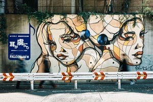 街中のストリートアートが突如イヤホンを装着！東京都内のストリートアートを広告モデルに起用した「#アートになるイヤホン」