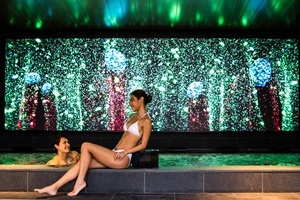 〈2020.01.24〉LandSkip、国内初となる大浴場でのLEDビジョン大型演出を披露