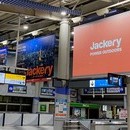 〈2020.12.15〉JR品川駅で「動画が流せるフラッグ」を使った新たな広告手法の可能性を模索する実証実験が開始