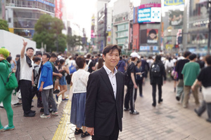 〈2025.9.2〉サイネージ運用代行のプラットワークス、 “メディア事業のセントラルキッチン”を目指す
